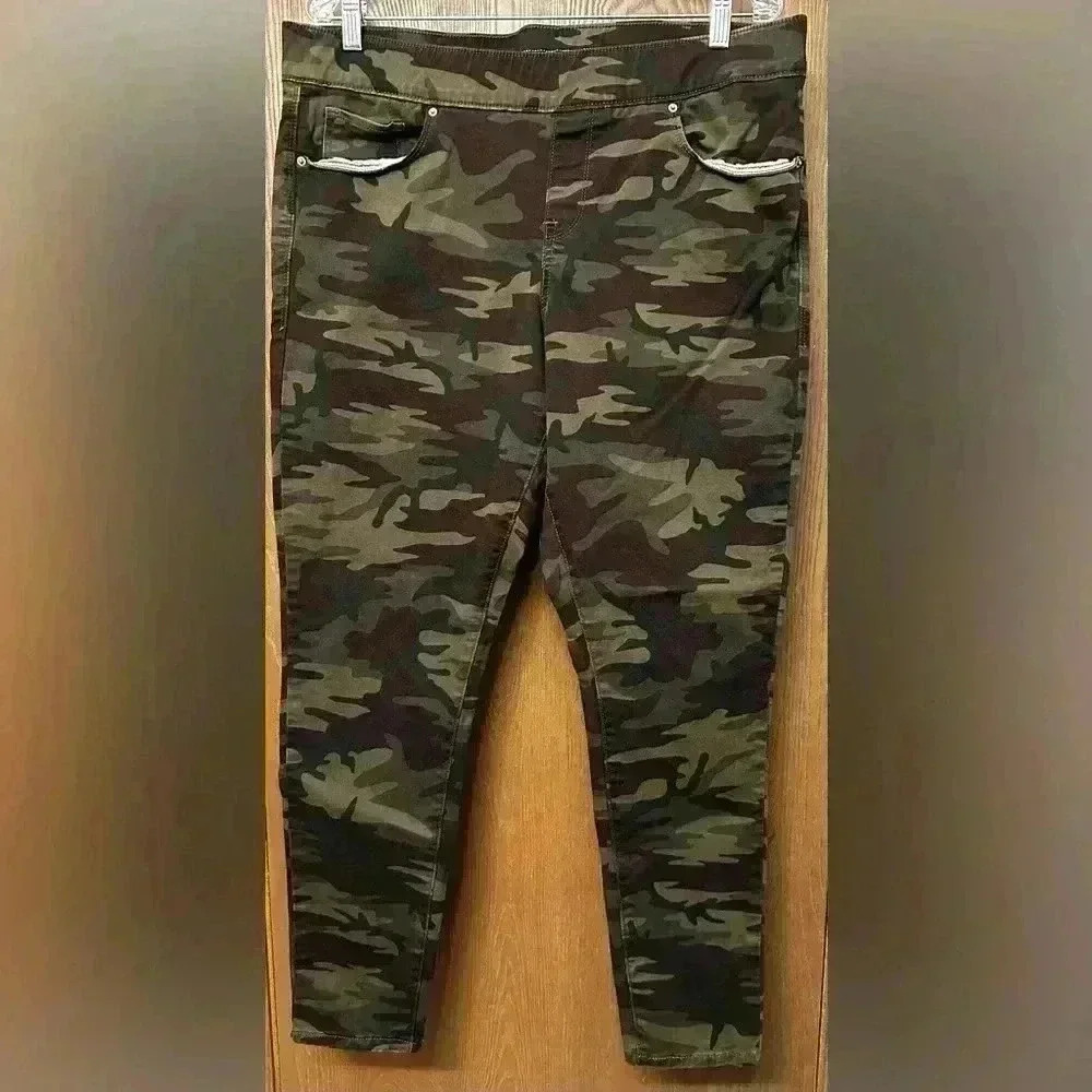 Levi’s Pull On Camouflage Leggings Size 16, Faux Front Pockets 29” Inseam